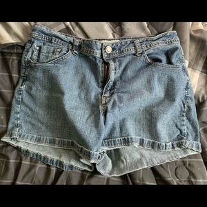 Women’s shorts size 16 . Good condition
